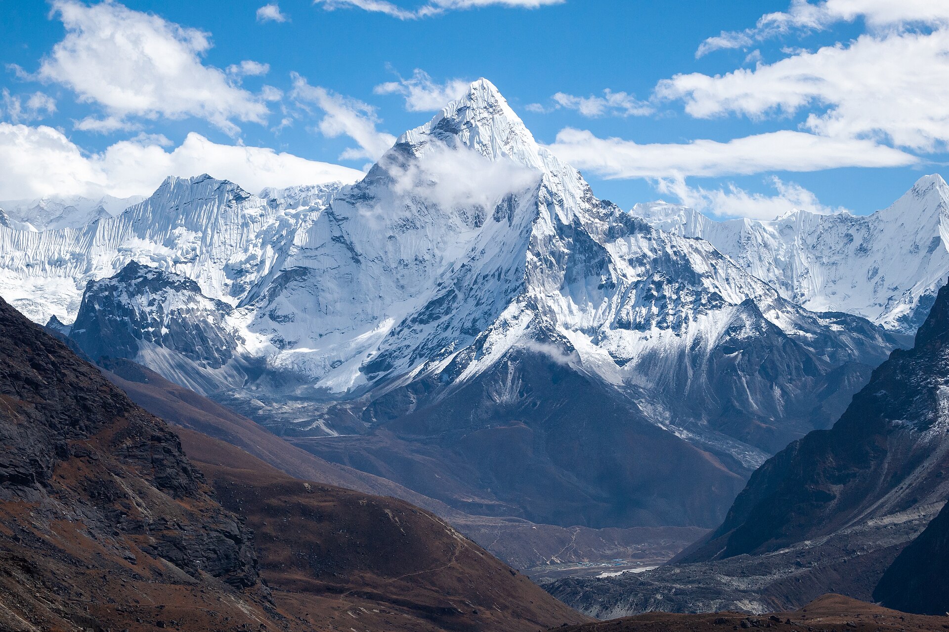 Ama Dablam Peak ("Mother's Necklace", आमा दब्लम, 6,812 metres (22,349 ft)) as seen from Chola Valley. Khumbu Everest Zone. Nepal, Himalayas.